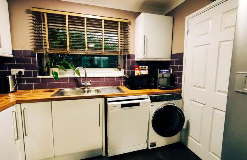 Cozy Four-Bedroom Home with Hot Tub, Garden, CONTRACTORS WELCOME - Close to Shops, Restaurants, Hospital and Park - Photo 15