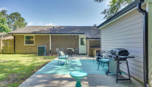 Cozy Goose Creek Escape with Patio and Grill - Foto 3