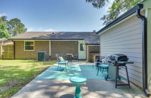 Cozy Goose Creek Escape with Patio and Grill - Foto 3