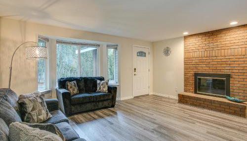 Modern Puyallup Townhome with Backyard and Fireplace - Foto 5