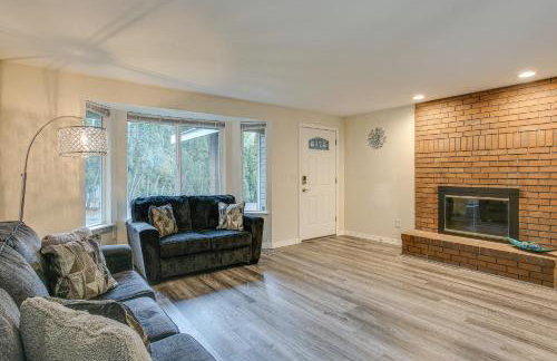 Modern Puyallup Townhome with Backyard and Fireplace - Foto 5