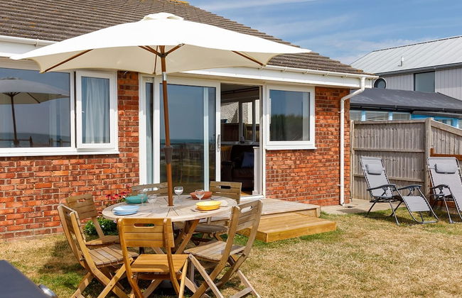 Sunny Seafront Chalet - Sleeps 6 - Photo 28