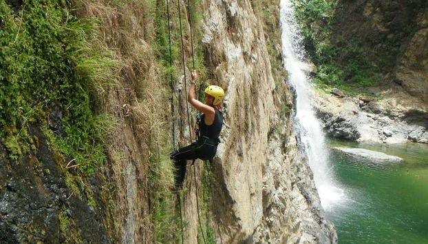 Descargando adrenalina junto a la cascada