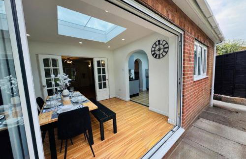 Luxury 5-bed Bungalow, Hot Tub, Games & Gated Parking - Foto 13