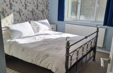 Beautiful Ground floor flat in the Heart of Rochester with balcony mobility friendly - Photo 2