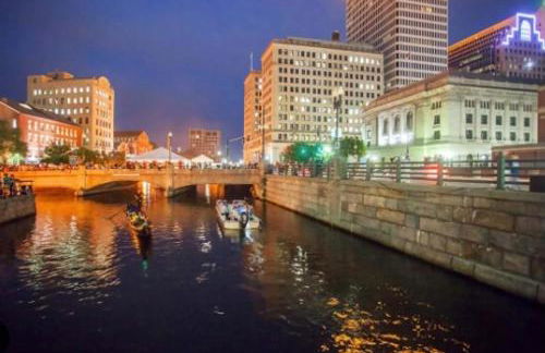 Bright 2-Bedroom Apartment in Federal Hill with Parking, Walk to Atwells Ave - Foto 11