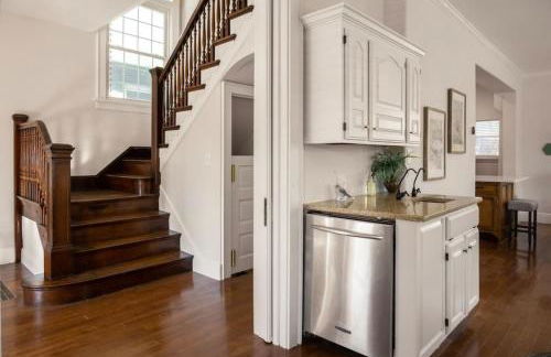 Deluxe 6 Bedroom 3 Min to Downtown w 2-car Driveway - Foto 14