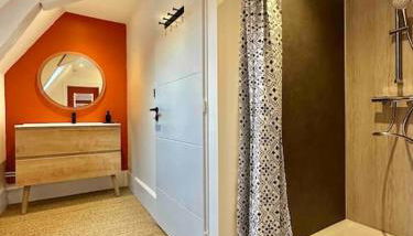 La Maison Des Cours - WIFI - Centre ville - Foto 5, Shower, heating