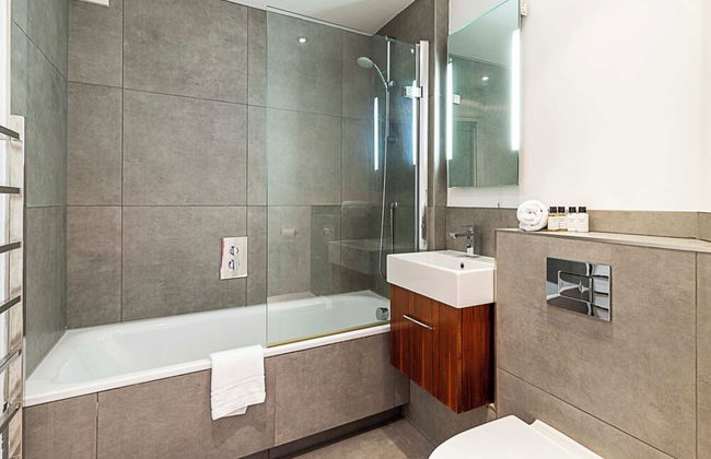 Modern Haven With Terrace View & Urban Charm - Foto 15