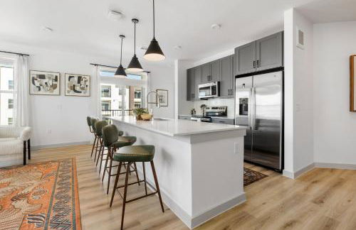 Elevated Contemporary 2BR 2BA with Balcony - Foto 37