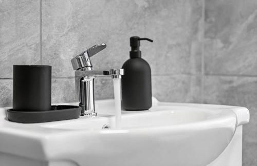 Doctors Lane- Modern 3 Bedroom Contractor Family House With Parking - Photo 25