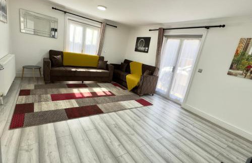 Spacious 3-Bed Home with Garden, Private Parking, Smart Tv's, Fast Wi-Fi - Photo 11