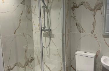 4 Town centre, Free off road parking, entire flat - Foto 15