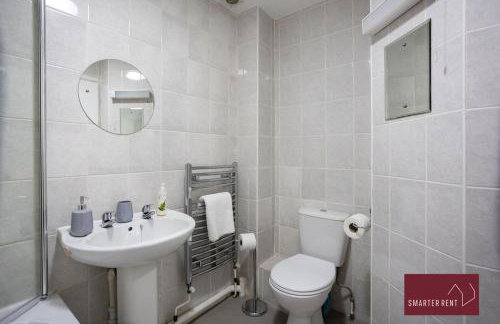 Knaphill Woking - 2 Bedroom House - With Garden - Photo 13