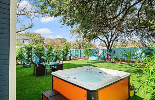 Austin Oasis Spacious 4BR Retreat with Hot Tub Cowboy Pool and Infrared Sauna Perfect for Families and Bachelorettes - Photo 30