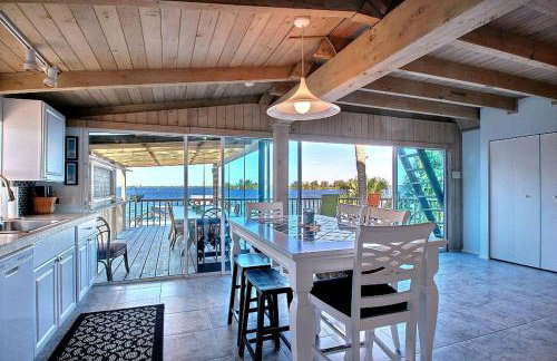 Beautifully Decorated Waterfront Chalet Rental in Grant, Florida - Photo 12