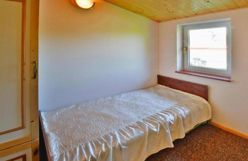 Lakeside holiday home, private garden - Photo 9