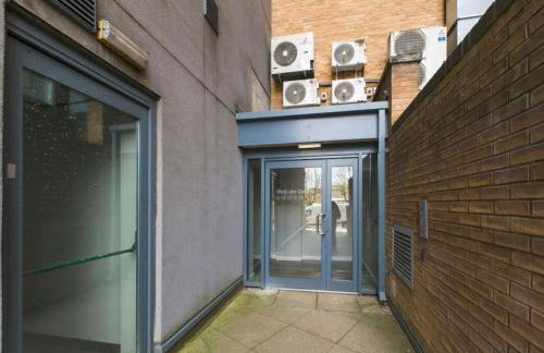 Stylish Apartment in Great City Location, Parking Possible - West One - Photo 18