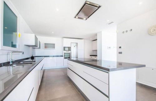 weforyou Exclusive Villa Mairena Private Pool BBQ & Views - Photo 21