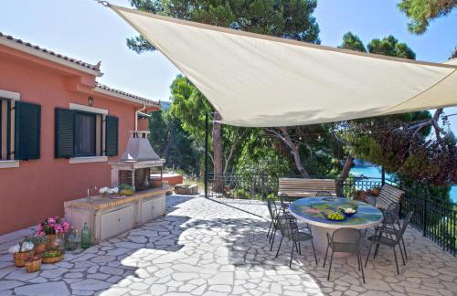 Avra Private Suites - Photo 17