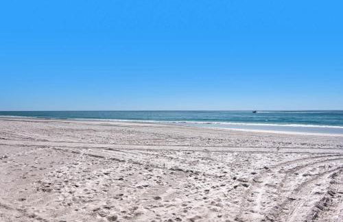 Steps to the Beach Pool Courts Family Fun - Foto 53