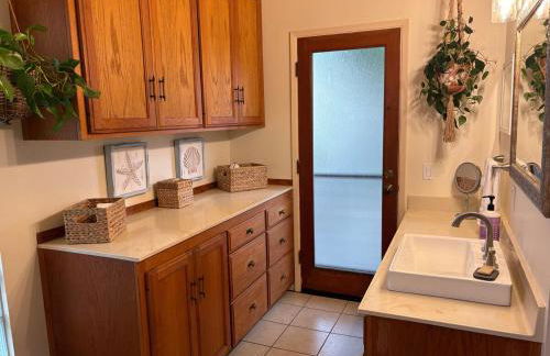 Seaside Garden Escape, A Stroll to the Beach! - Foto 41