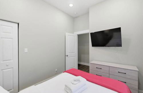 Charming Home in the Highlands W Private Backyard - Foto 34