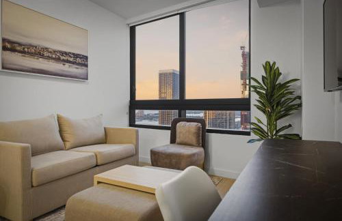 Upscale Downtown Condo Pool Gym & Skyline Views - Foto 14