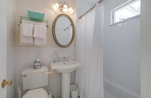 1 Mi to Beach! Family Gloucester Gem with Yard - Foto 18