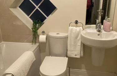 Luxury 3-Bedroom Escape, Timeless Charm, Near Monmouth Castle, Sleeps 6, Parking, Free WiFi - Foto 15
