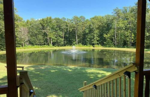 Serene 1BR Cabin near NC Z00 with Loft & Waterview - Foto 1