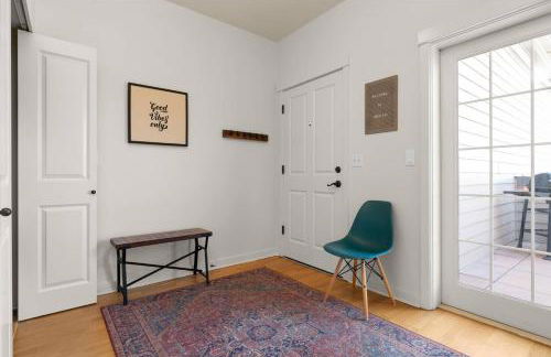 Chic 2BR • King Beds • Huge Patio • 95 Walk Score! - Foto 43