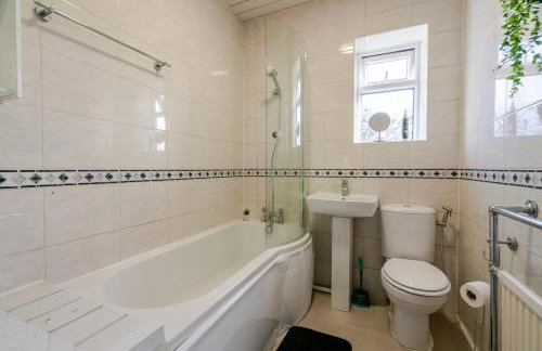 Westfield House, 2BR Sleeps 6, Oldham - Photo 10