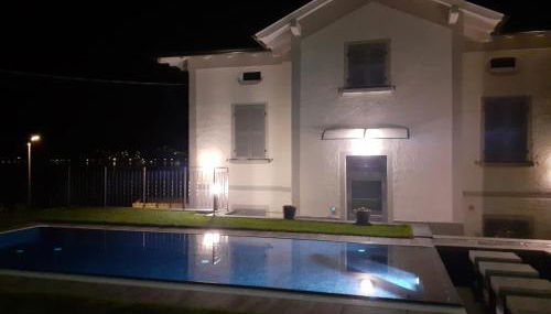 White suite - Jacuzzi, Swimming pool & Lake view - Photo 2