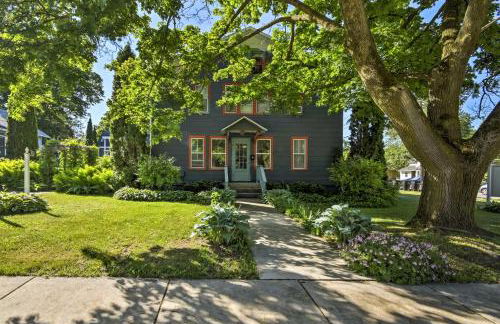 Walk to Dtwn Shops and Eats Sturgeon Bay Retreat - Photo 1