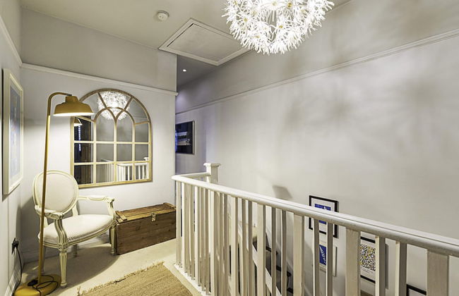 Gorgeous 4-bed Home With a Fireplace and Terrace - Foto 20