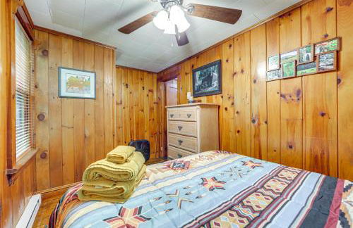Pet-Friendly Creekside Cabin with Pool Access! - Foto 14