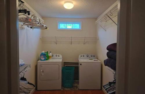 Workers Love It Here! 3 Bedroom House with screened in porch - Foto 22