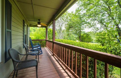 Family and Pet Friendly Retreat with Sauna, Firepit, Pond Views Near Route 151 Wineries - Foto 16