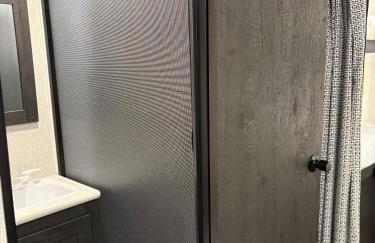 Modern Luxury RV Retreat, Your Cozy Tiny Home - Foto 74