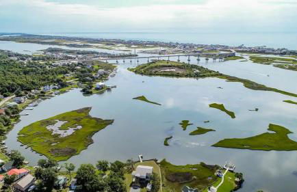 Surf City 2BR Model Home with Pool and Boat Ramp Access - Foto 29