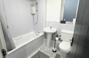 Two bed spacious apartment, central location, free parking and Wifi - Foto 7