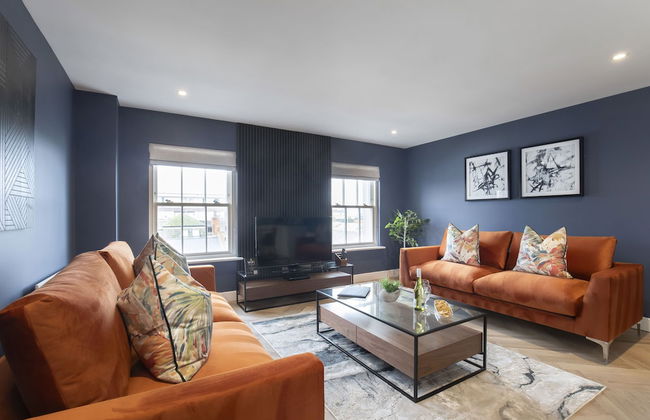 Elliot Oliver - Luxury 3 Bedroom Town Centre Apartment With Parking - Photo 1