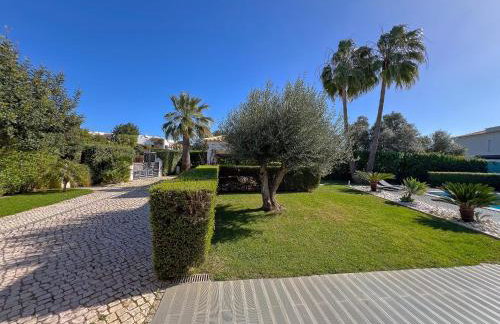 Beautiful 4-Bedroom Villa with Garden and Pool - Foto 7