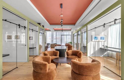 Modern Chic 1BR Downtown with Rooftop Pool & Views - Foto 32