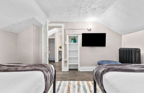 Roomy Central Hub, Games, Fire Pit & Downtown Fun - Foto 35