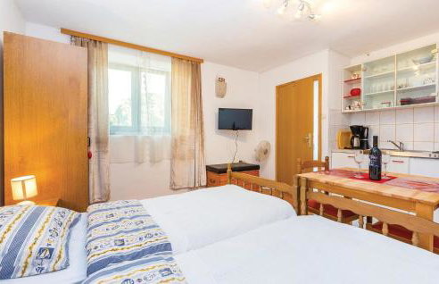 Gorgeous Apartment In Bakar With Wifi - Photo 2