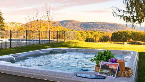 Scenic Catskills Retreat • Pool Hot Tub Game Room Lake Views Mountainview Estate by AvantStay - Foto 3, Other