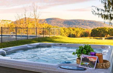 Scenic Catskills Retreat • Pool Hot Tub Game Room Lake Views Mountainview Estate by AvantStay - Foto 3