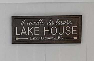 Luxe Farmhouse Chalet Sleeps 12 in Lake Harmony! Lakeview, Hot Tub, Fire pit, Games - Foto 7